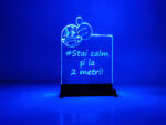 2m blue lampă luminoasă de atenționare, transparentă, cu mesajul "#stai calm și la 2 metri".
